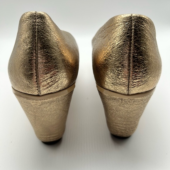 Ladies Size 10 Gold Pumps, beautiful shoes, never worn, had surgery on my right - Picture 3 of 8